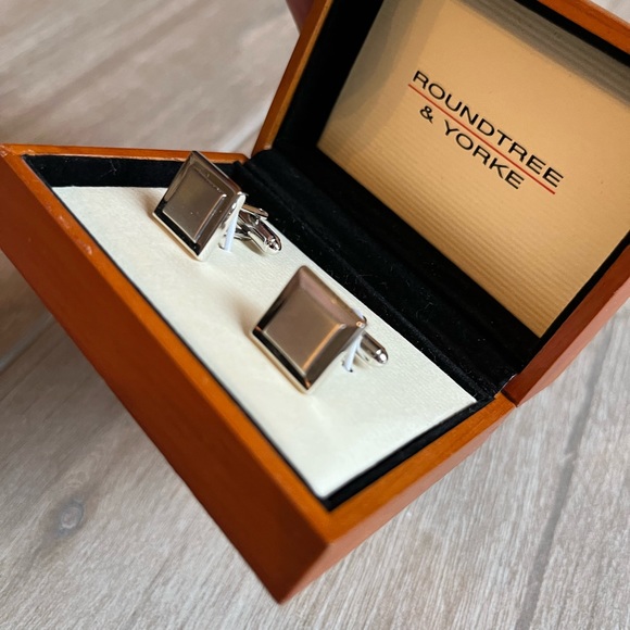 Roundtree & York silver two-toned cuff links - Picture 5 of 6